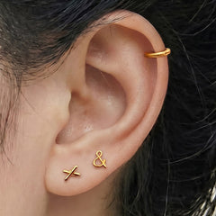 軟骨ピアス 16G ミニ「&」シンボル ピアス アンパサンド ミニロゴ シンプル