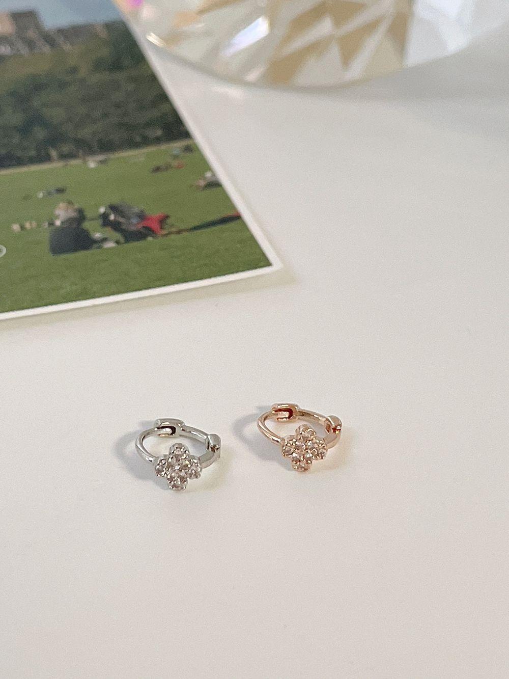 ミニ クローバー リングピアス 18G (1mm) - 4MiLi (フォーミリ)