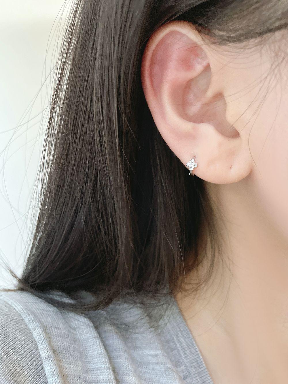 ミニ クローバー リングピアス 18G (1mm) - 4MiLi (フォーミリ)