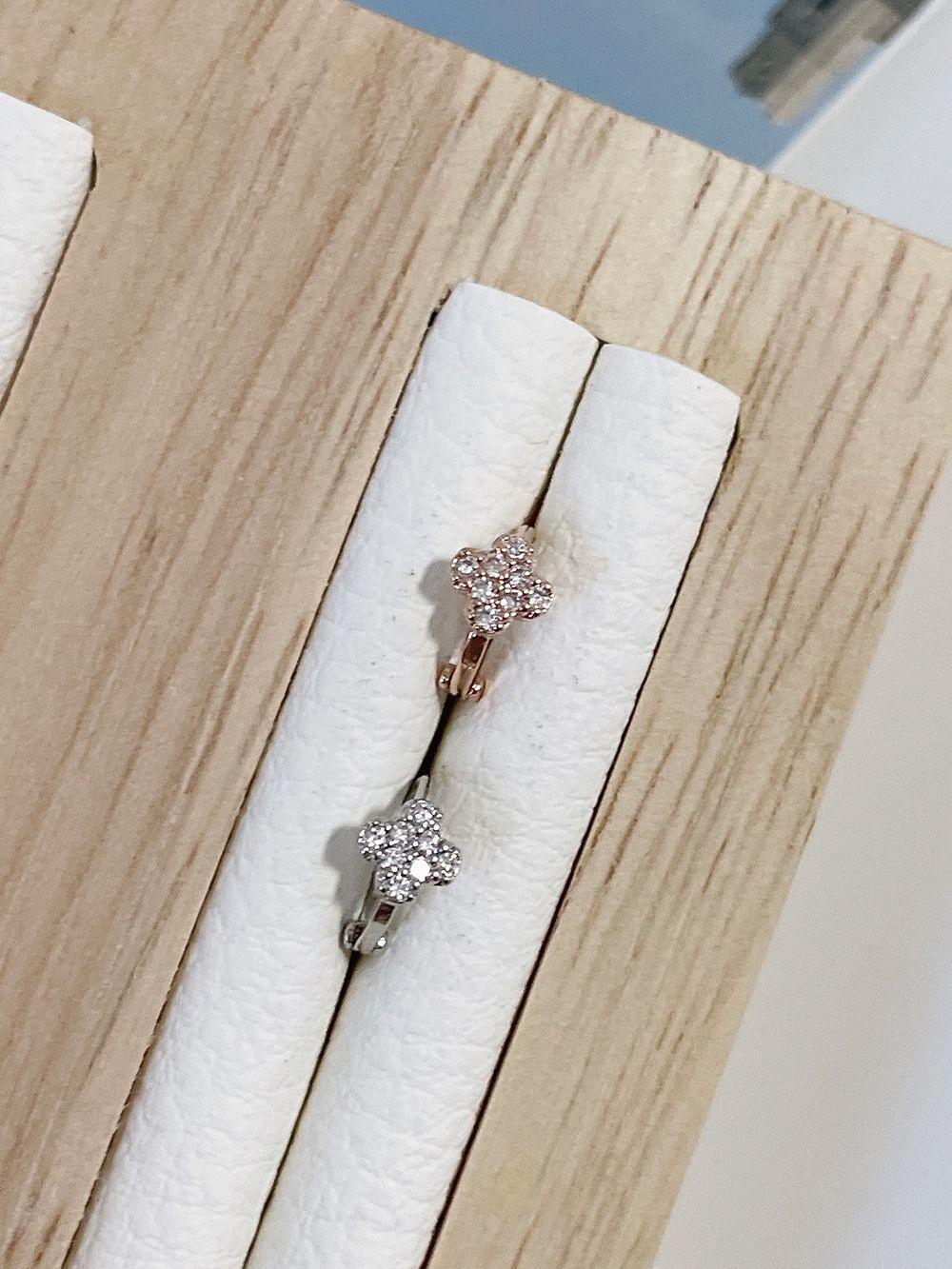 ミニ クローバー リングピアス 18G (1mm) - 4MiLi (フォーミリ)