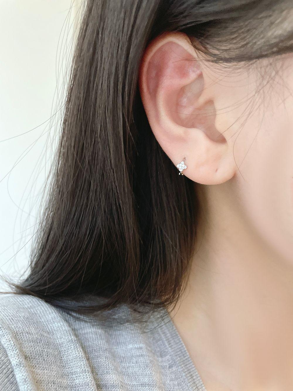 ミニ クローバー リングピアス 18G (1mm) - 4MiLi (フォーミリ)