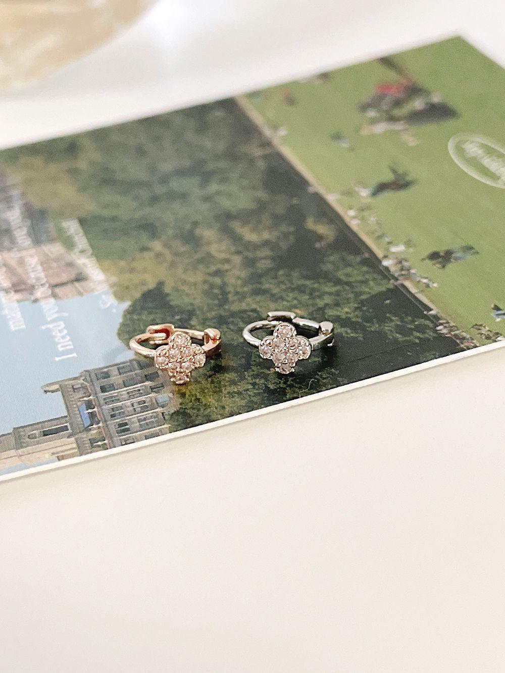 ミニ クローバー リングピアス 18G (1mm) - 4MiLi (フォーミリ)