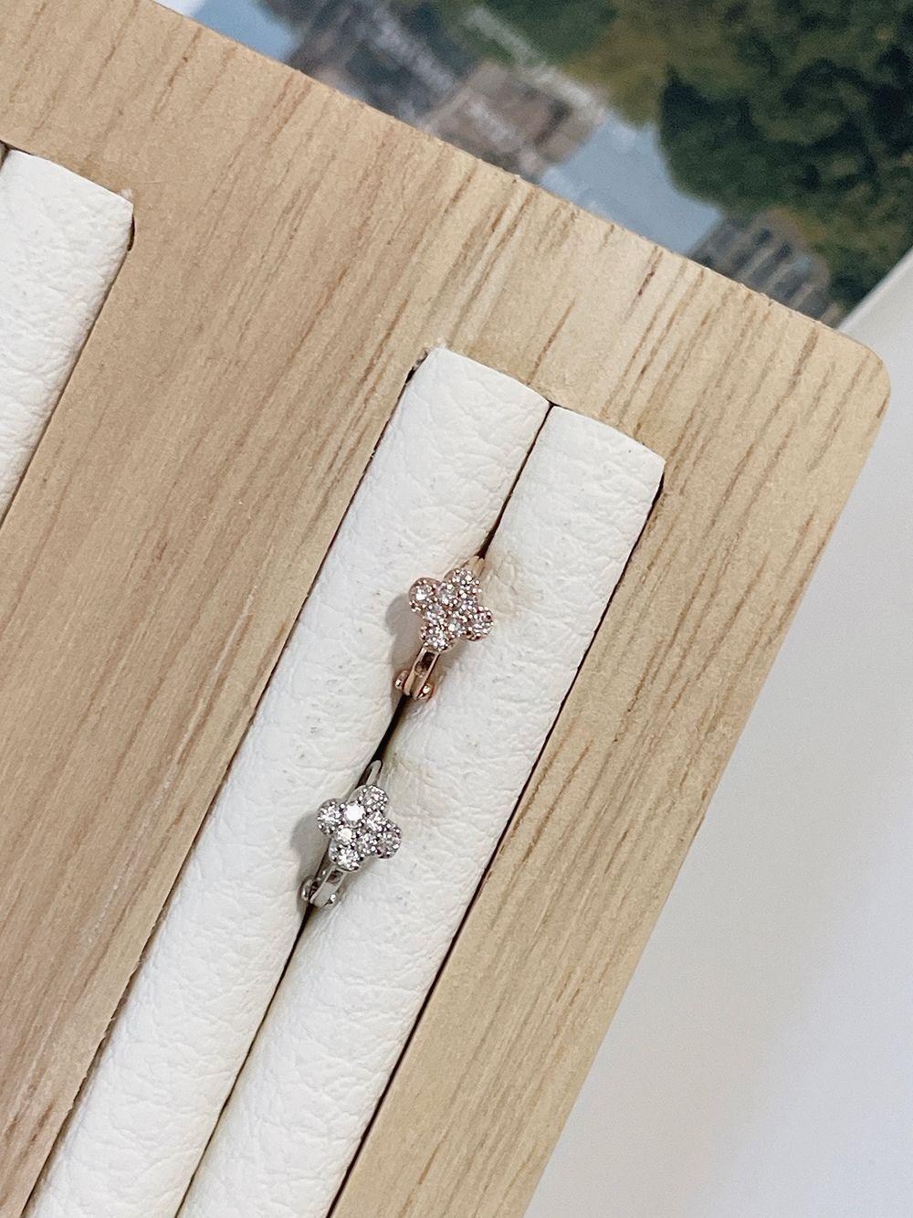 ミニ クローバー リングピアス 18G (1mm) - 4MiLi (フォーミリ)