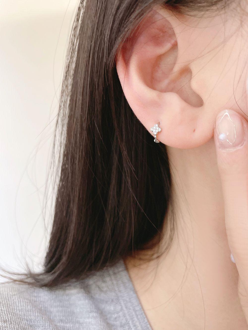 ミニ クローバー リングピアス 18G (1mm) - 4MiLi (フォーミリ)