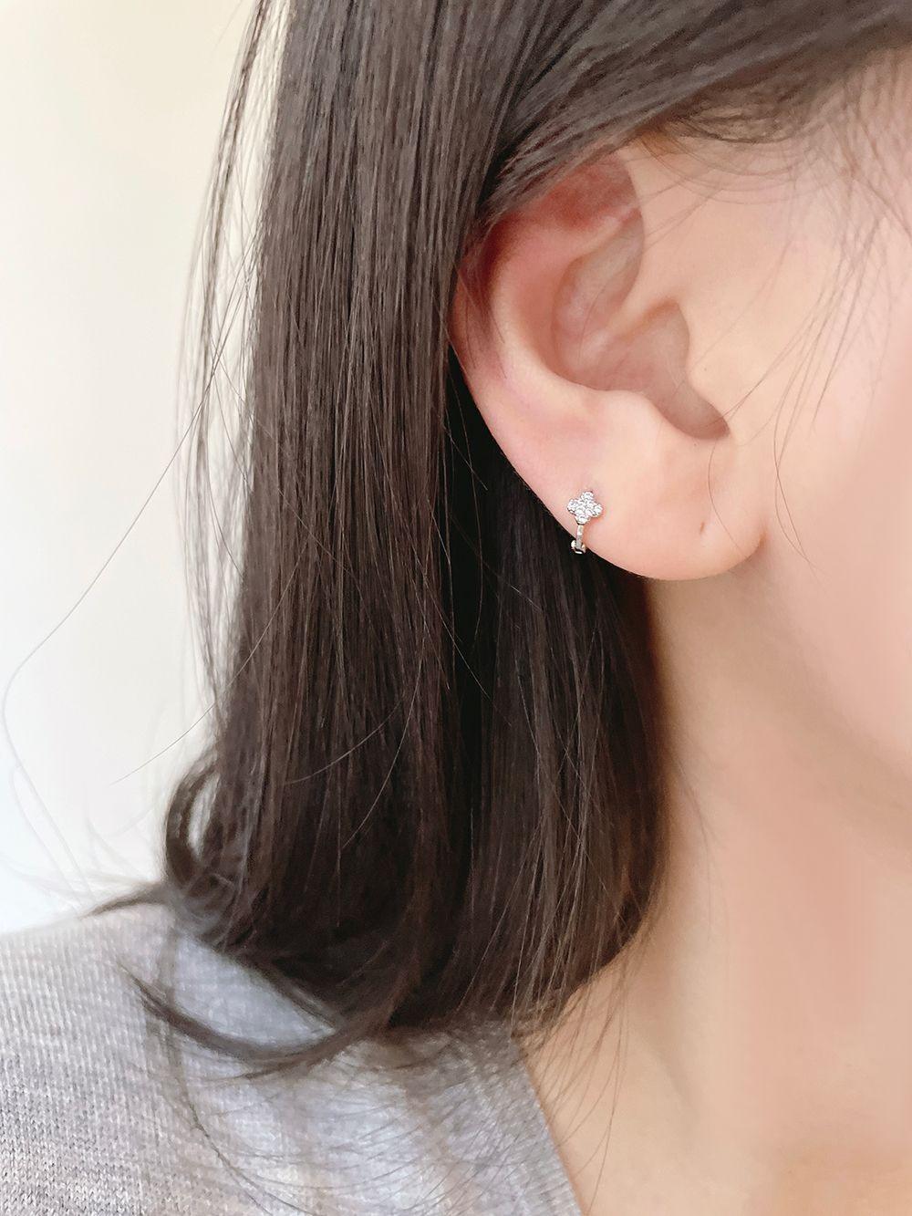 ミニ クローバー リングピアス 18G (1mm) - 4MiLi (フォーミリ)