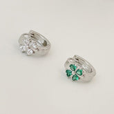 ต่างหูรูปใบโคลเวอร์แบบสวมนิ้วสีเขียวคิวบิกเซอร์โคเนียจาก Cree (มี 2 สี)