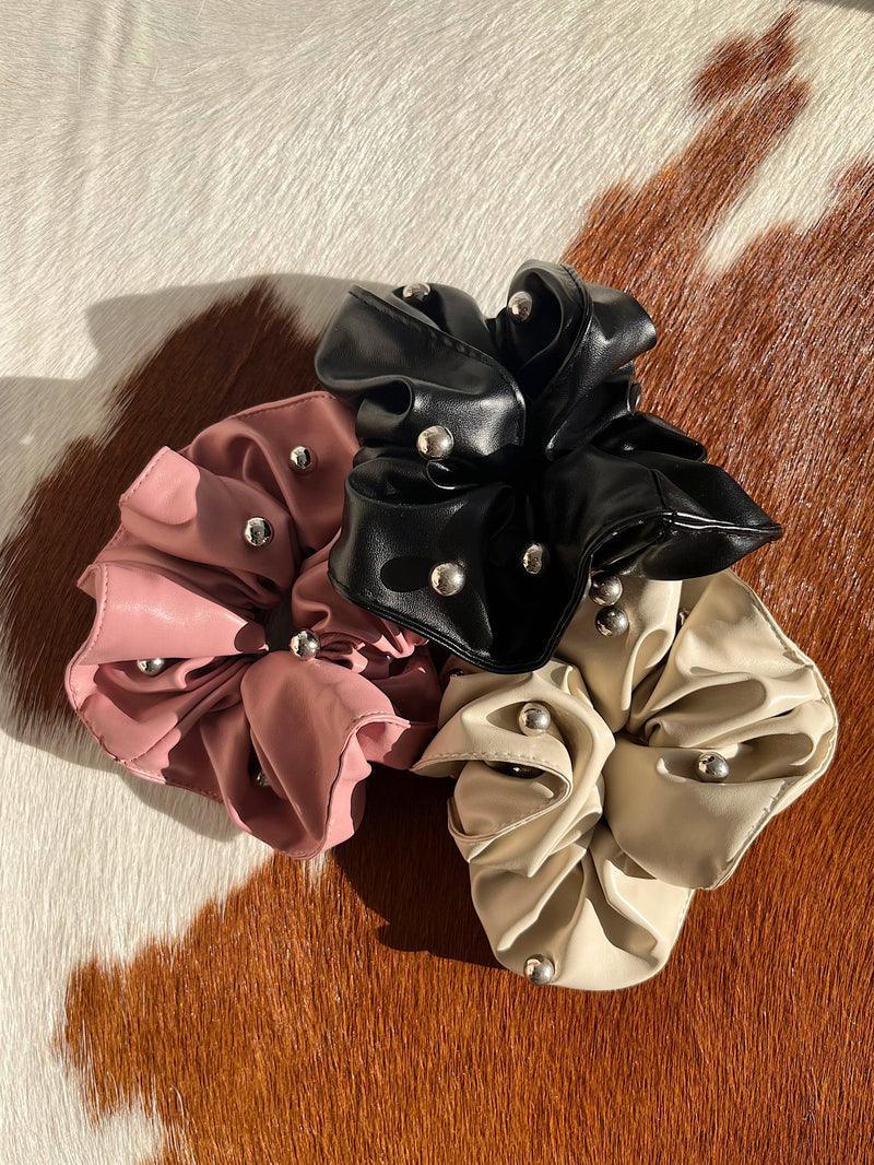 シルバーボール ポイント レザー スクランチ シュシュ(3color) - 4MiLi (フォーミリ)