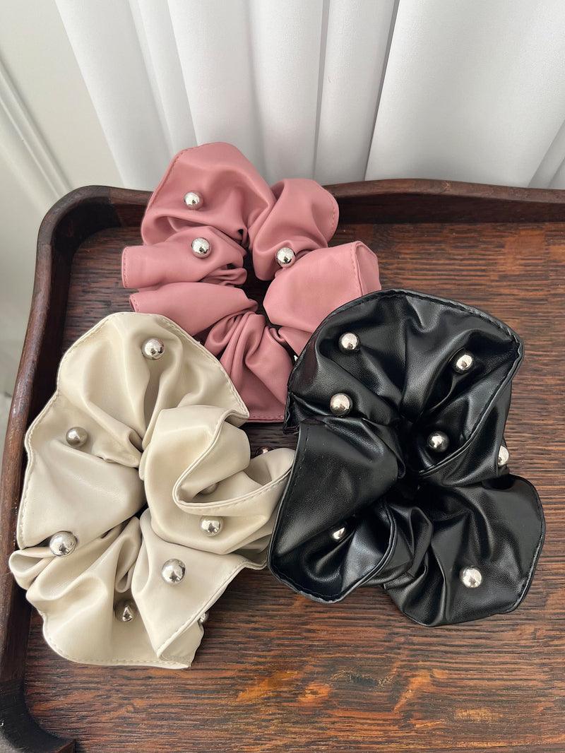 シルバーボール ポイント レザー スクランチ シュシュ(3color) - 4MiLi (フォーミリ)