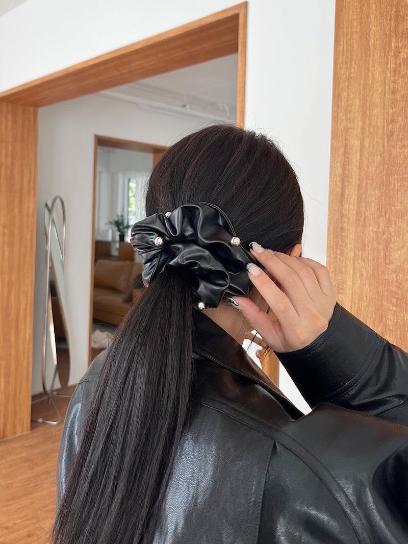 シルバーボール ポイント レザー スクランチ シュシュ(3color) - 4MiLi (フォーミリ)