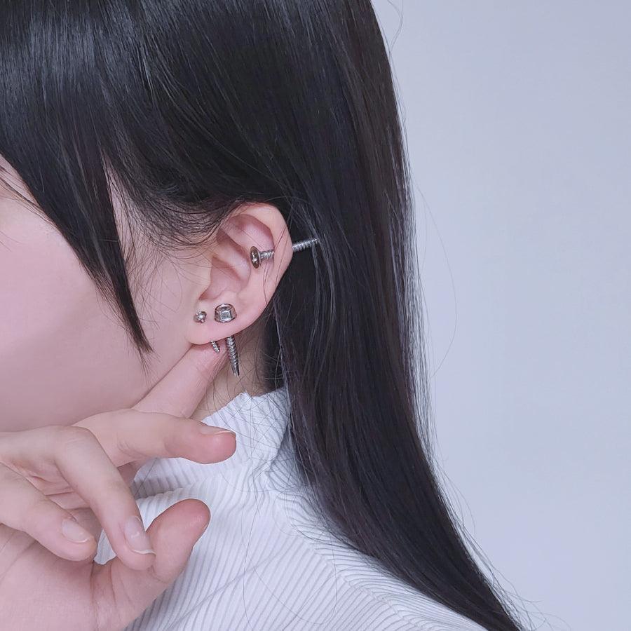 フェイクねじ ピアッシング Piercing from lizzy