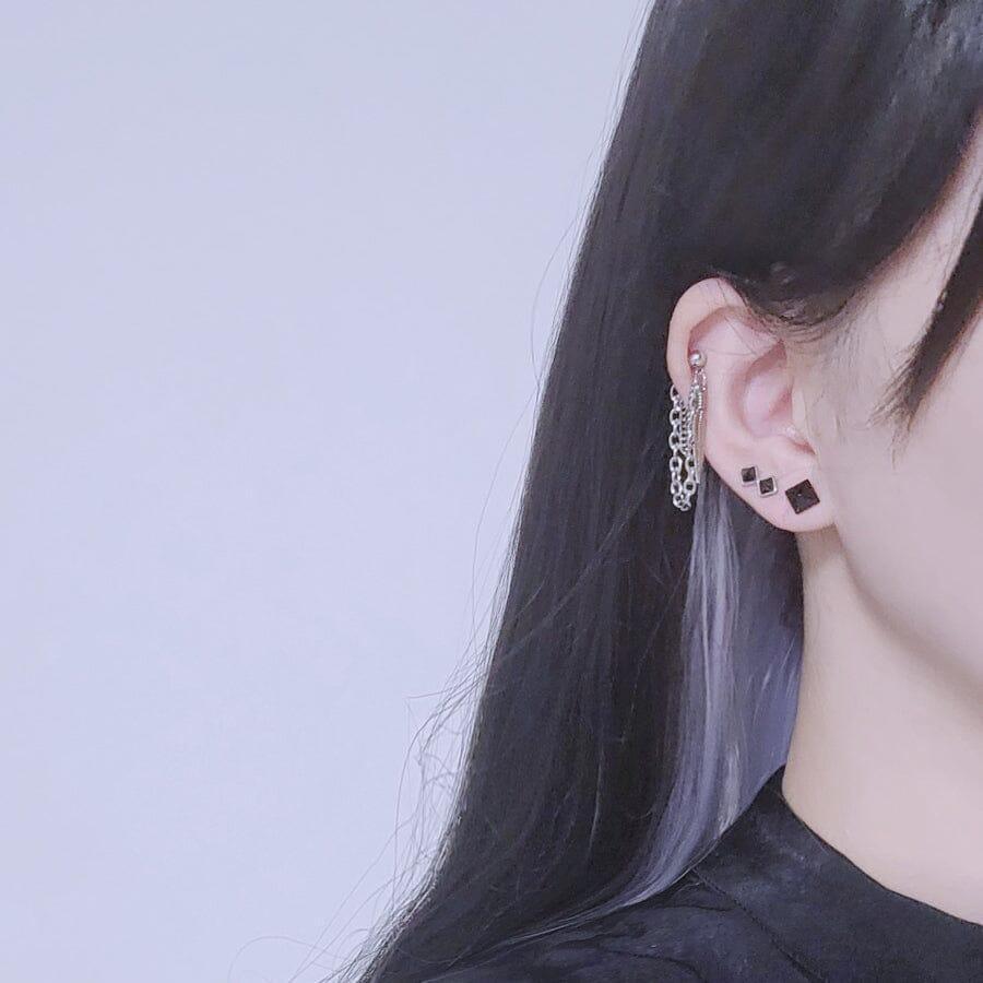 レベッカ ブラック 角錐 ピアッシング Piercing from lizzy
