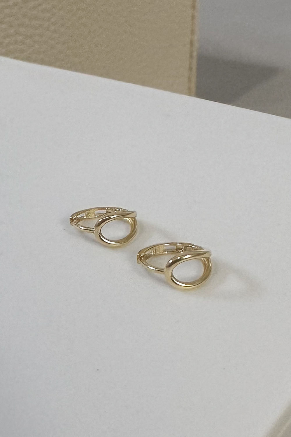 14k loop line one touch earring