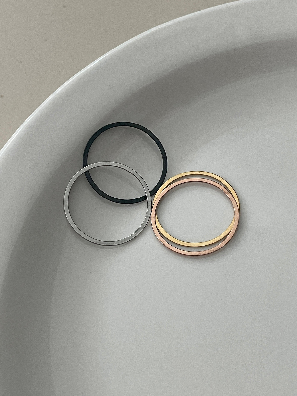 サージカル 0.5mm 極細リング 4色 重ね付け シンプル 指輪 シンプル レイヤード 指輪