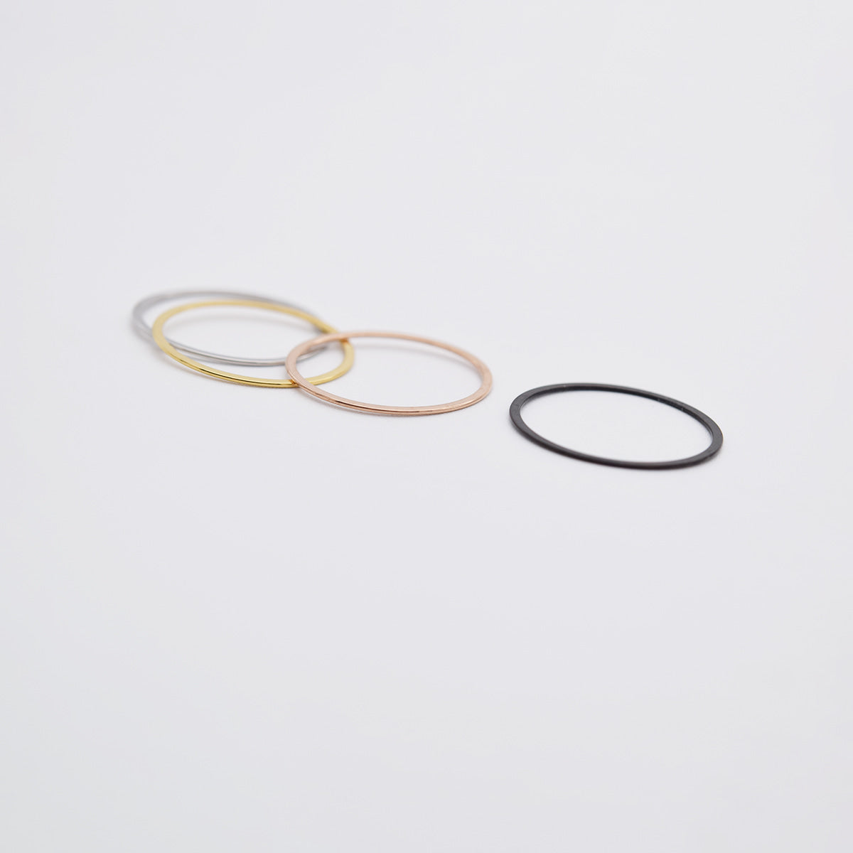 サージカル 0.5mm 極細リング 4色 重ね付け シンプル 指輪 シンプル レイヤード 指輪