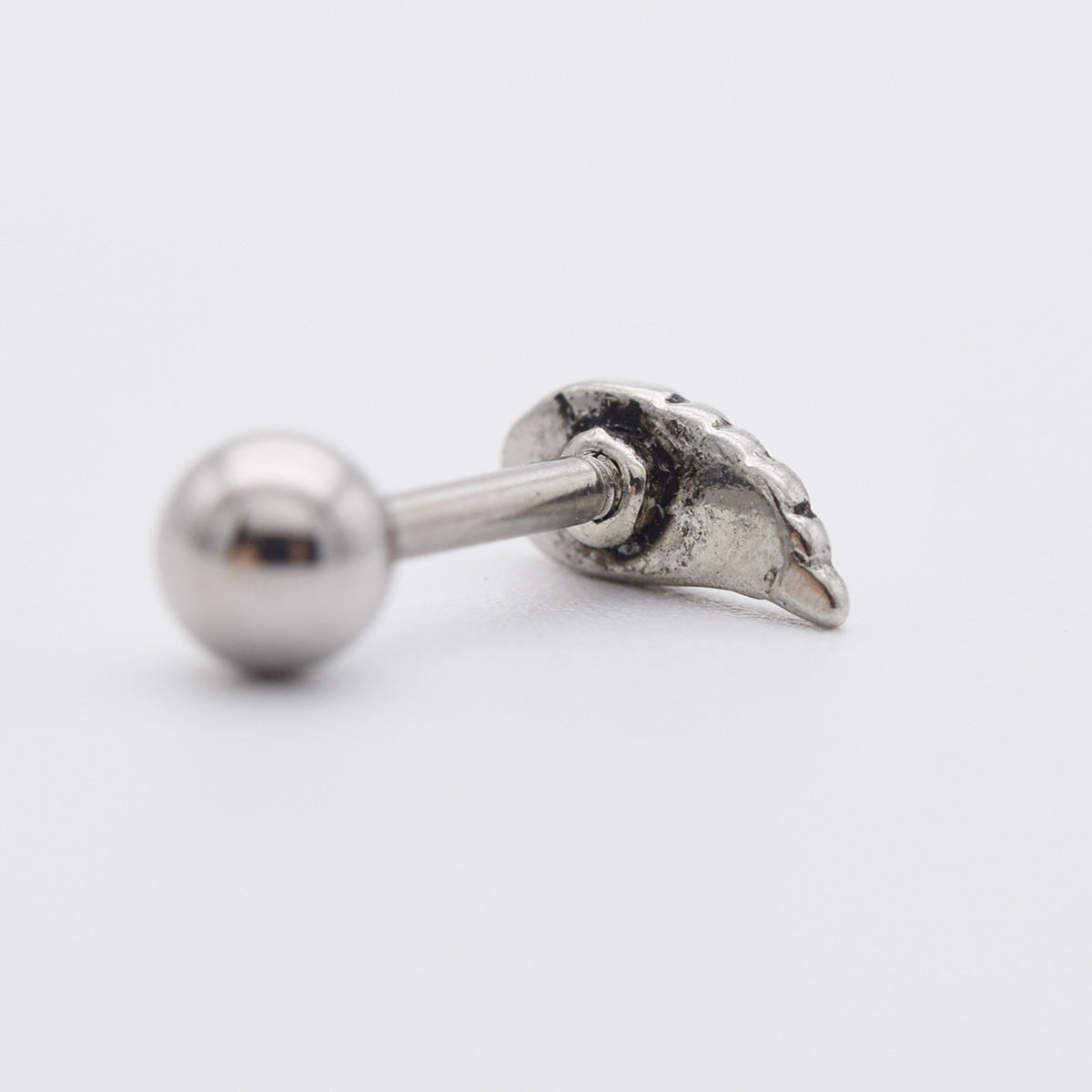 [サージカル]アンティーク風 ウィング ピアス 16G 羽根モチーフ 軟骨ピアス