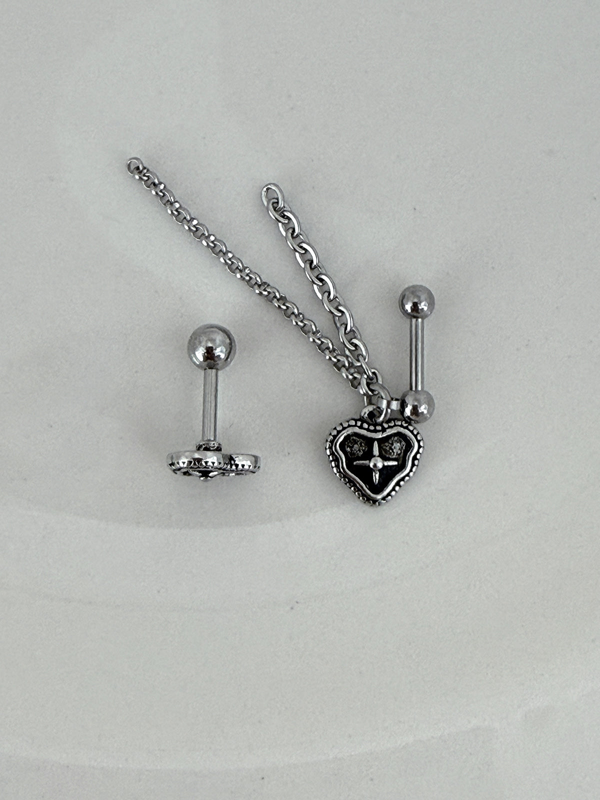 [サージカル]アンティーク クロスハート チェーンピアス ドロップ 2タイプ ボディピアス 16G 軟骨ピアス