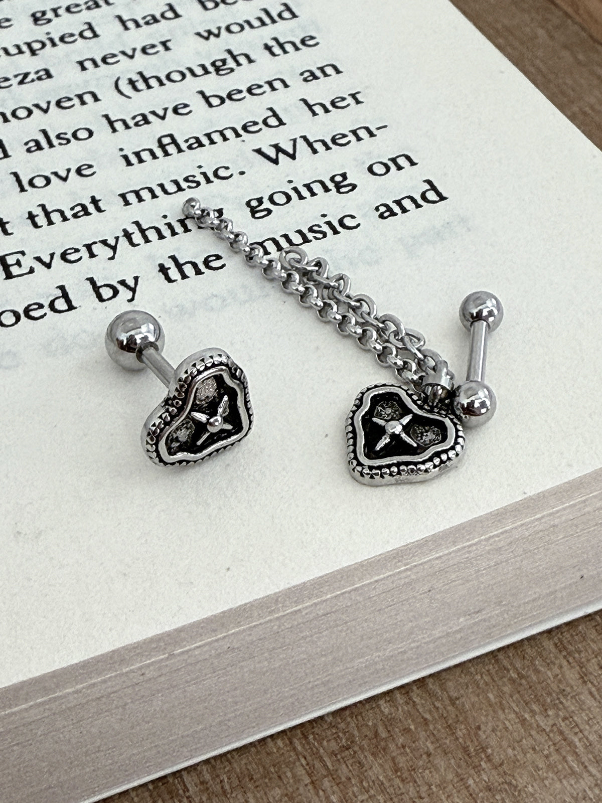 [サージカル]アンティーク クロスハート チェーンピアス ドロップ 2タイプ ボディピアス 16G 軟骨ピアス