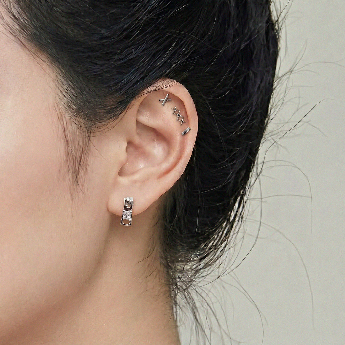 [4個セット]シルバーステッチ ジッパーピアス 16G サージカルステンレス アレルギー対応 軟骨ピアス ジッパー ファスナー ステッチ クロス 十字架 チェーン 安全ピン レイヤー
