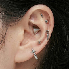 軟骨ピアス 16G ミニマル トライアングル スタッド バーベルピアス 2Type シャープ 立体トライアングル