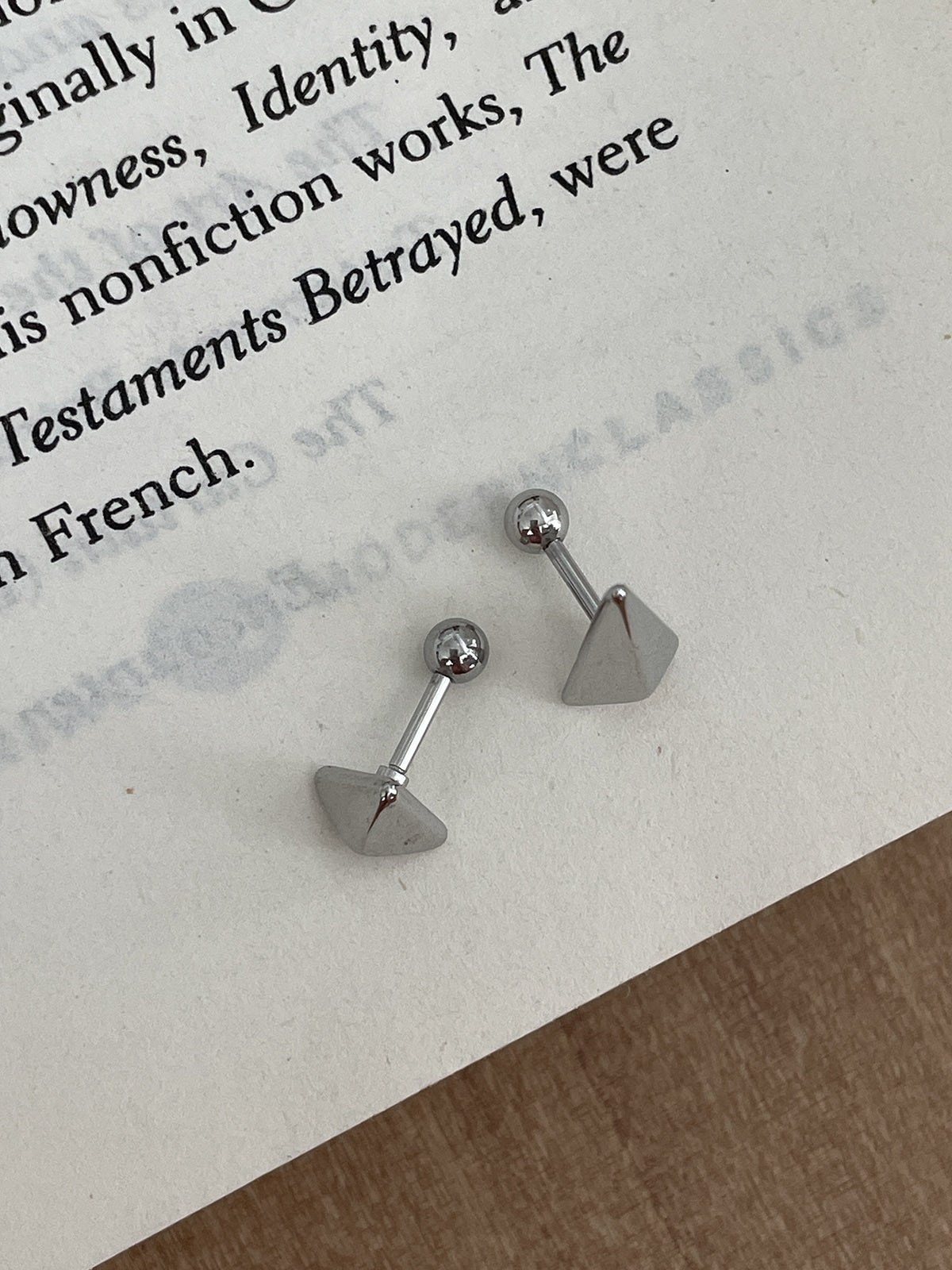 軟骨ピアス 16G ミニマル トライアングル スタッド バーベルピアス 2Type シャープ 立体トライアングル
