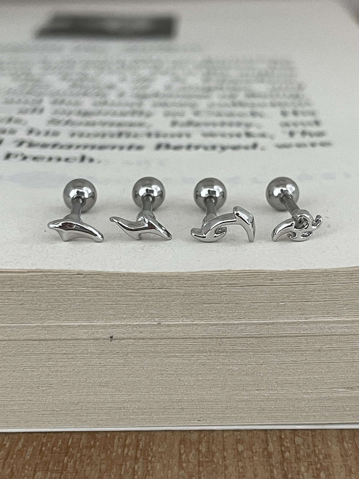 [サージカル]ミニマルカーブ カオス バーベルピアス (4Type) 16G カーブデザイン ピアス  軟骨ピアス