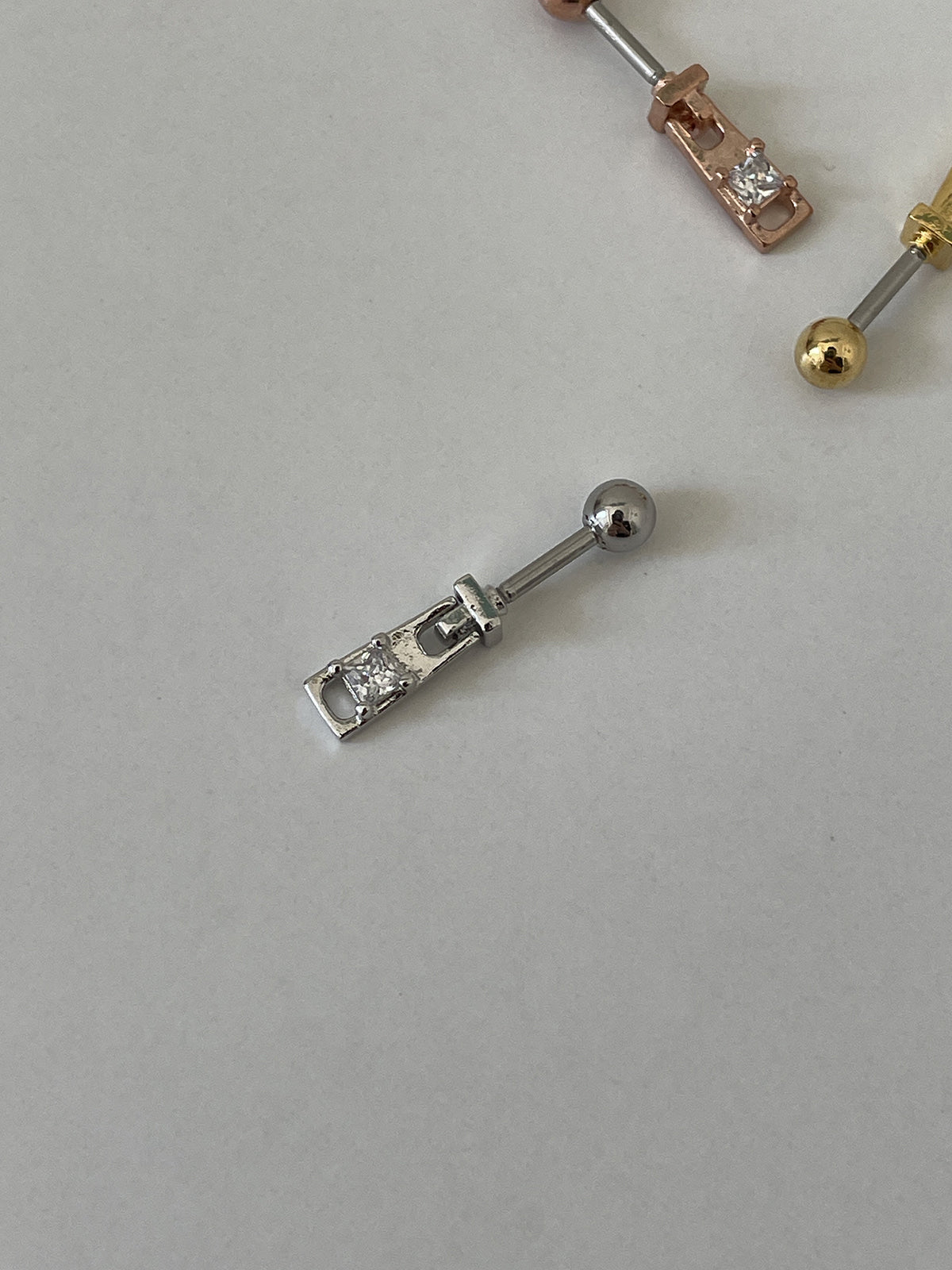 軟骨ピアス 16G ミニ スクエア キュービック バーベルピアス 3color ボディピアス ストレートバーベル 片耳用 ジッパー ファスナー