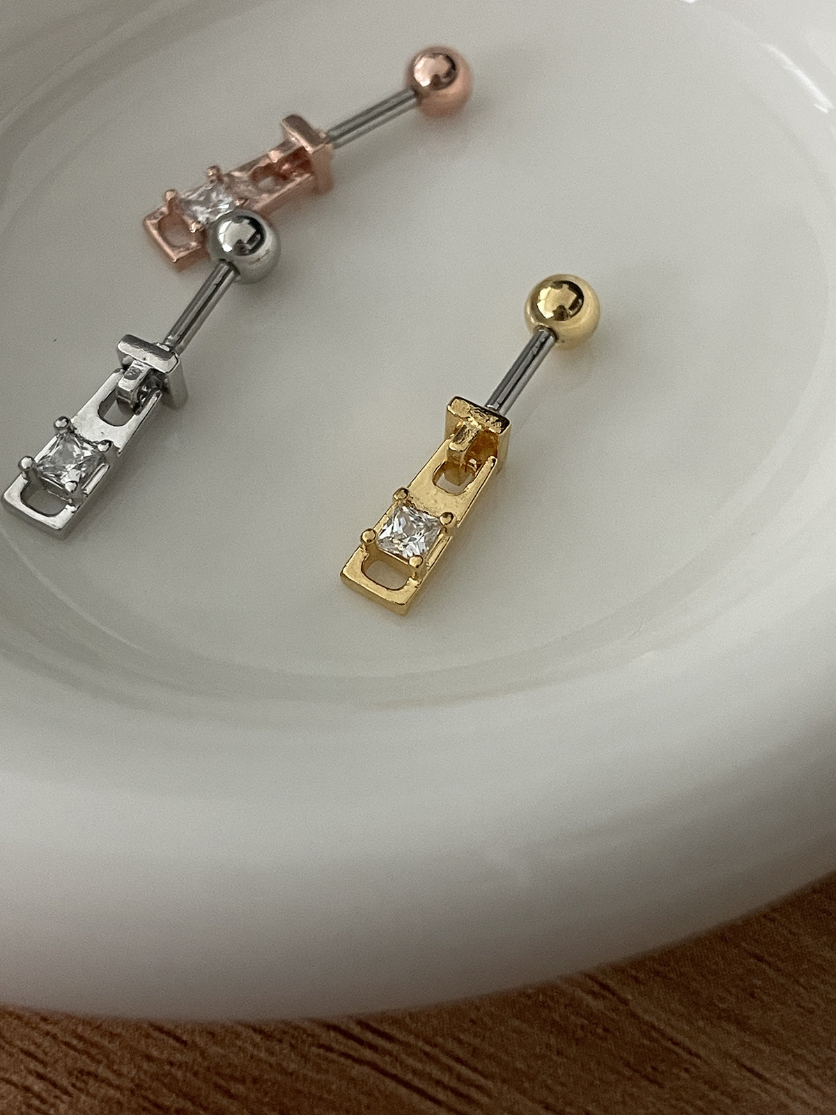軟骨ピアス 16G ミニ スクエア キュービック バーベルピアス 3color ボディピアス ストレートバーベル 片耳用 ジッパー ファスナー
