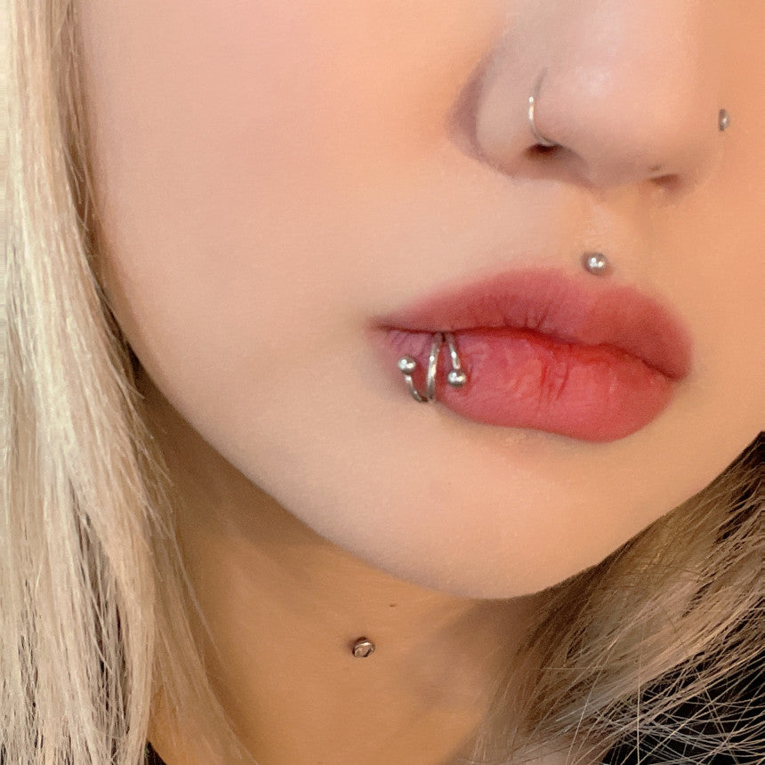 【リップピアス】ツイスト＆トリプル セグメントリング 唇ピアス ボディピアス