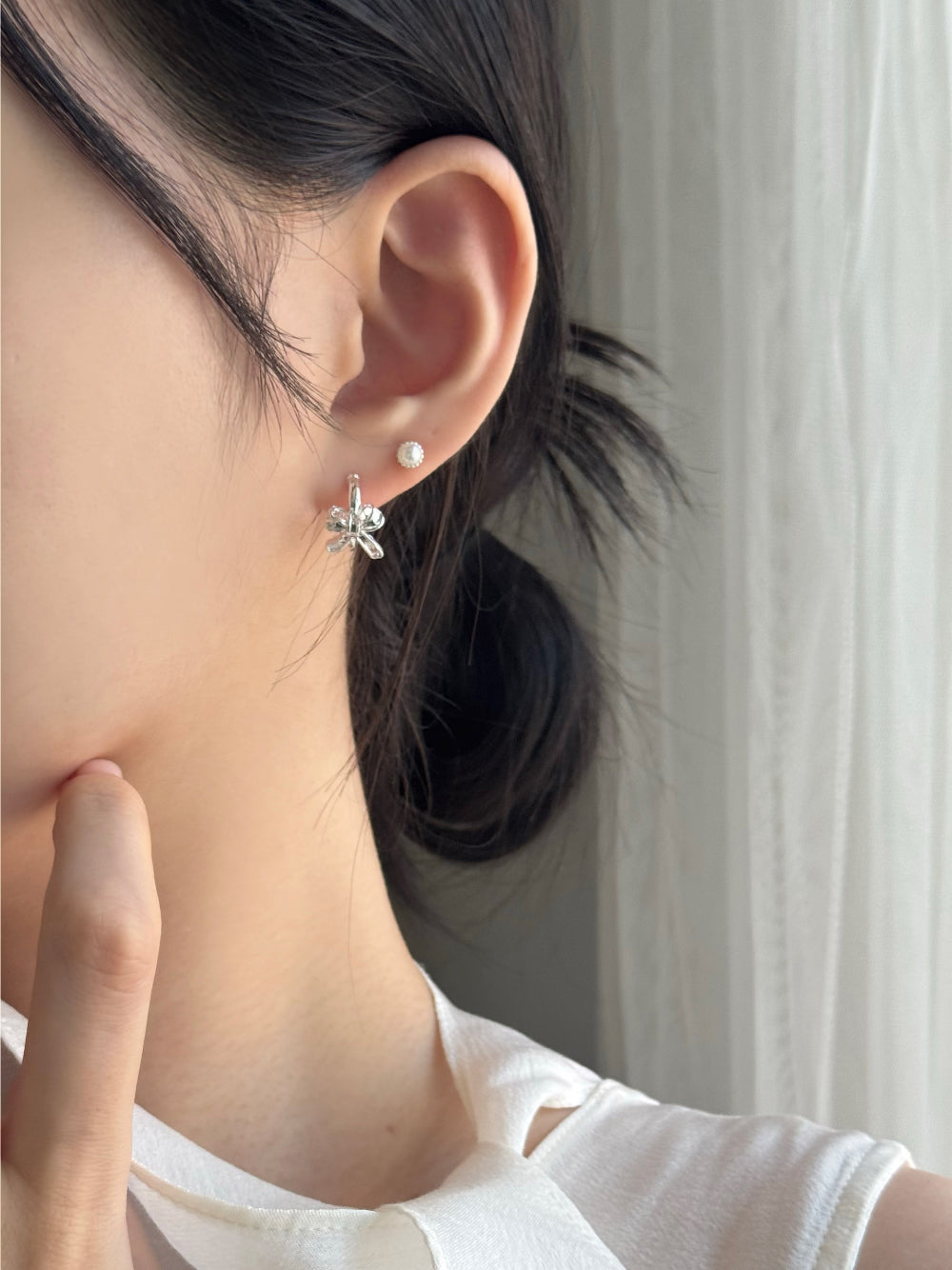[12個SET]キュービックリボンムードピアス / チタンポスト フォーマルシーンにおすすめ