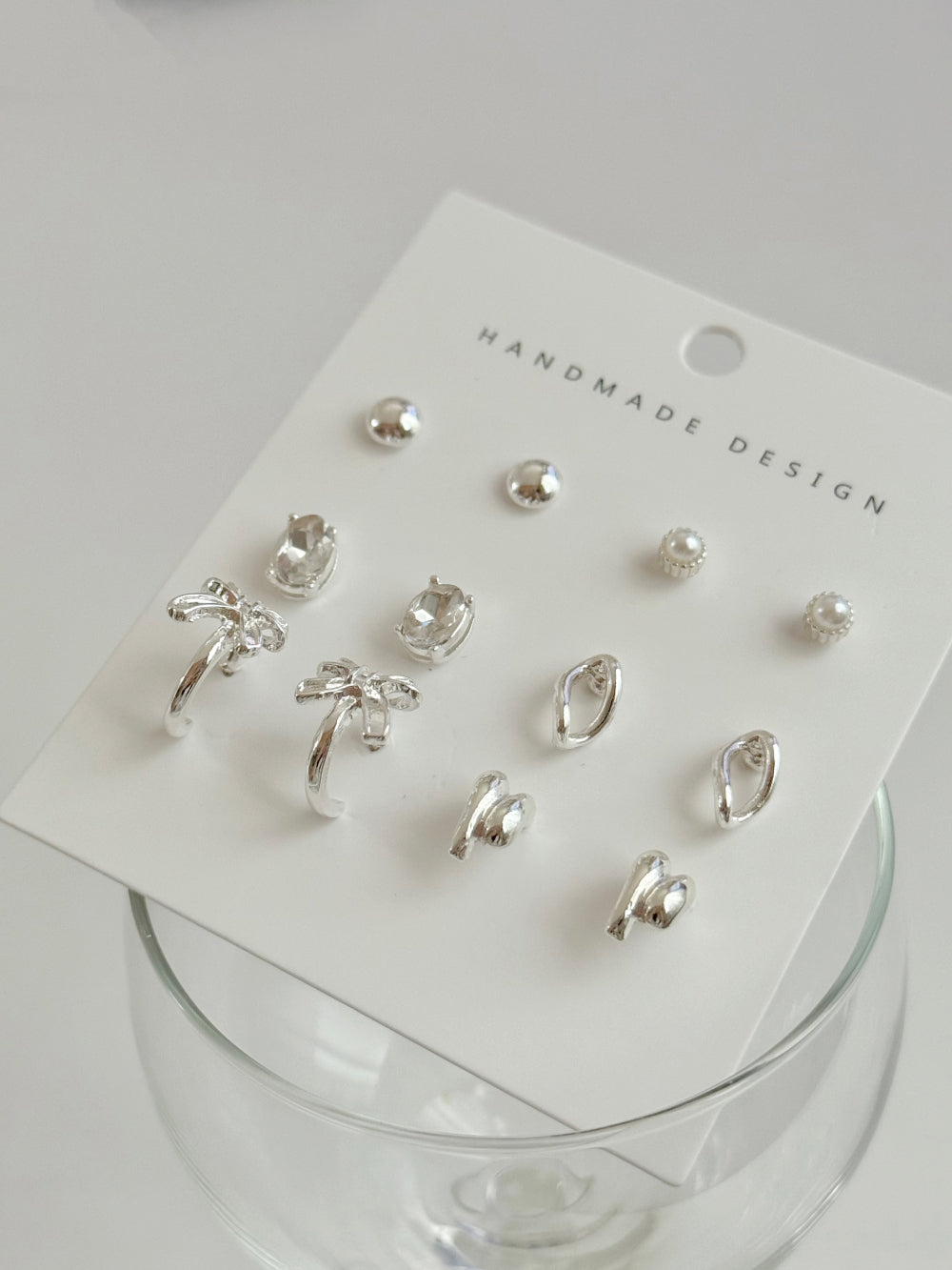 [12個SET]キュービックリボンムードピアス / チタンポスト フォーマルシーンにおすすめ