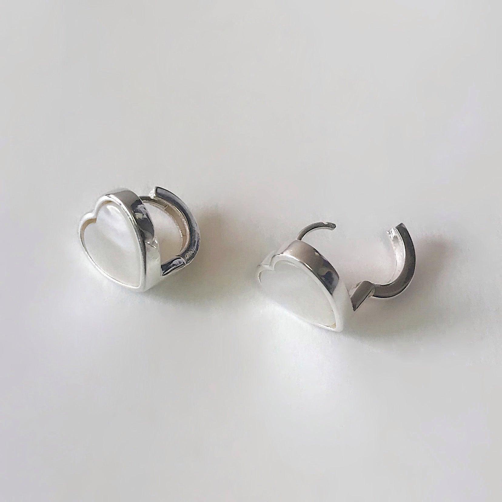 [925 Silver]螺鈿ハート ワンタッチ リングピアス (両耳) - 4MiLi (フォーミリ)