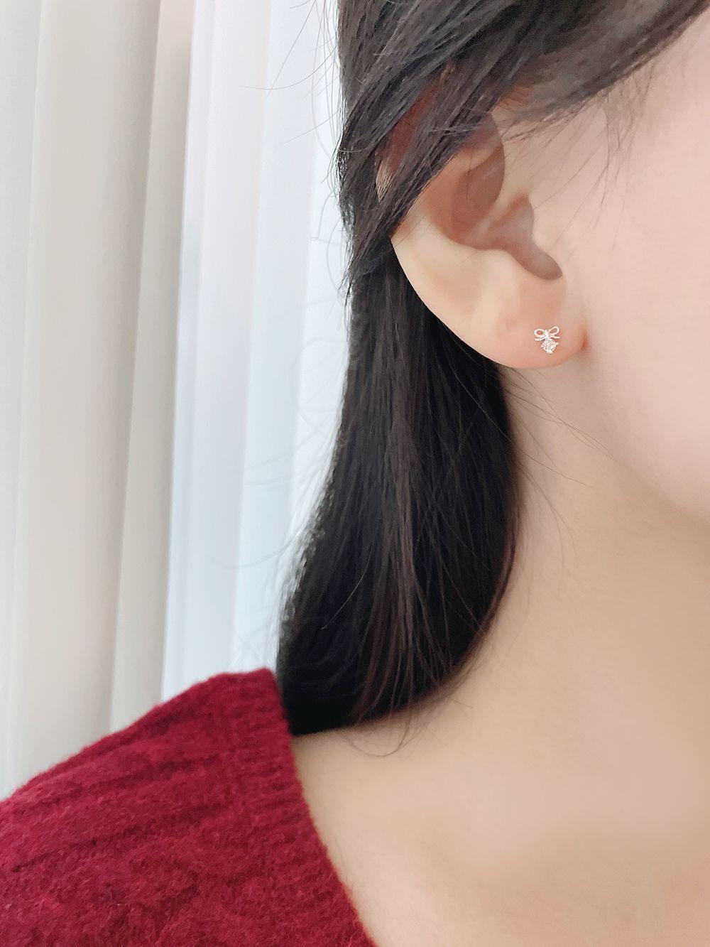 [925 Silver]リボン ミニ キュービック ピアス 18G - 4MiLi (フォーミリ)