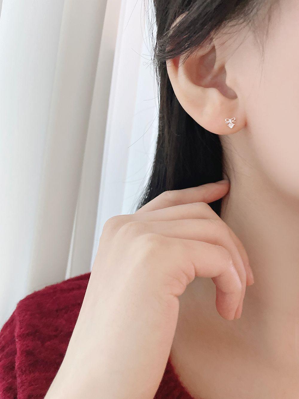 [925 Silver]リボン ミニ キュービック ピアス 18G - 4MiLi (フォーミリ)