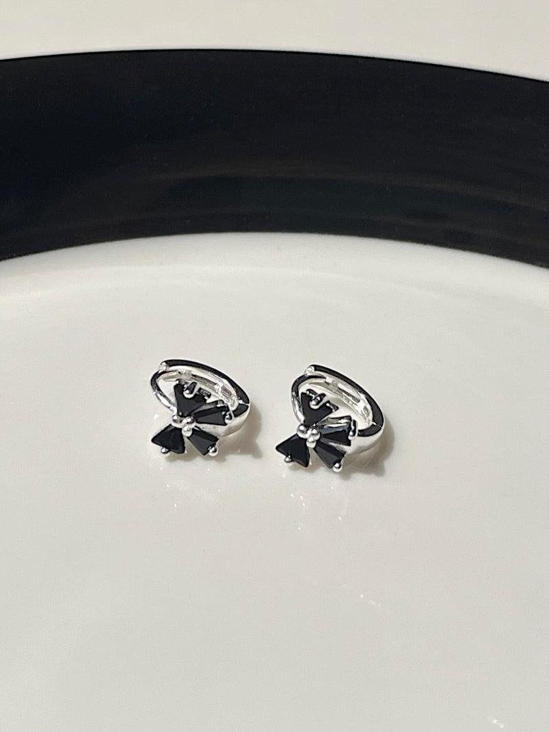[925 Silver]ブラック キュービック リボン ワンタッチ リングピアス (両耳) - 4MiLi (フォーミリ)