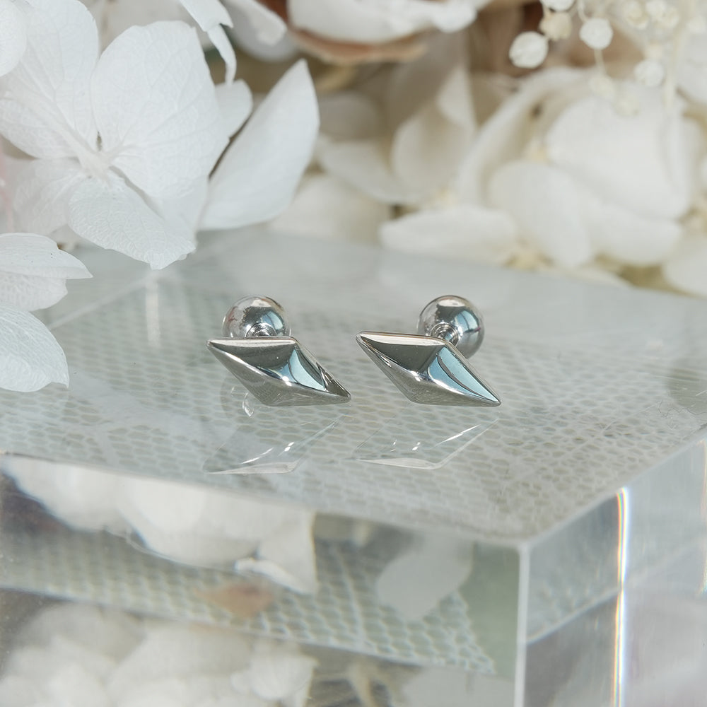 [全サージカル]ボリュームダイヤモンドシェイプピアス 16G ボディピアス キャッチ