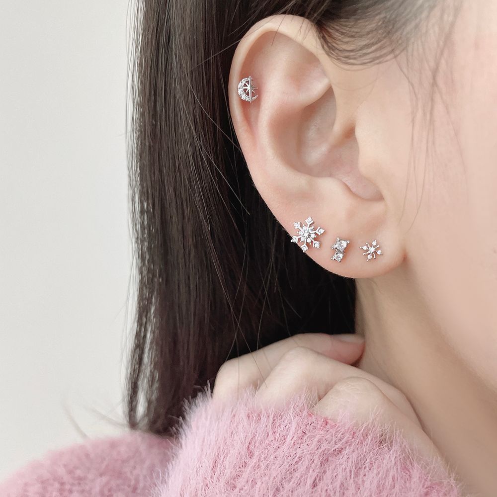 [ชุด 3 ชิ้น] [แบบผ่าตัด] ต่างหูดอกไม้สีเขียว (2 สี) เจาะร่างกาย เจาะหลัง เจาะกระดูกอ่อน 