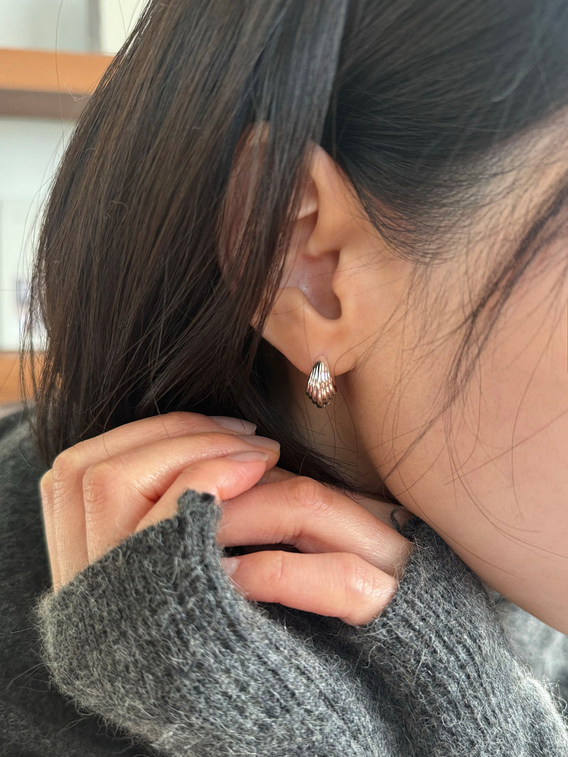 ボールド シェル ワンタッチ リングピアス（銀メッキ／2color）レディース  フープピアス リングピアス