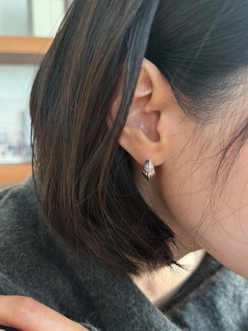 ボールド シェル ワンタッチ リングピアス（銀メッキ／2color）レディース  フープピアス リングピアス