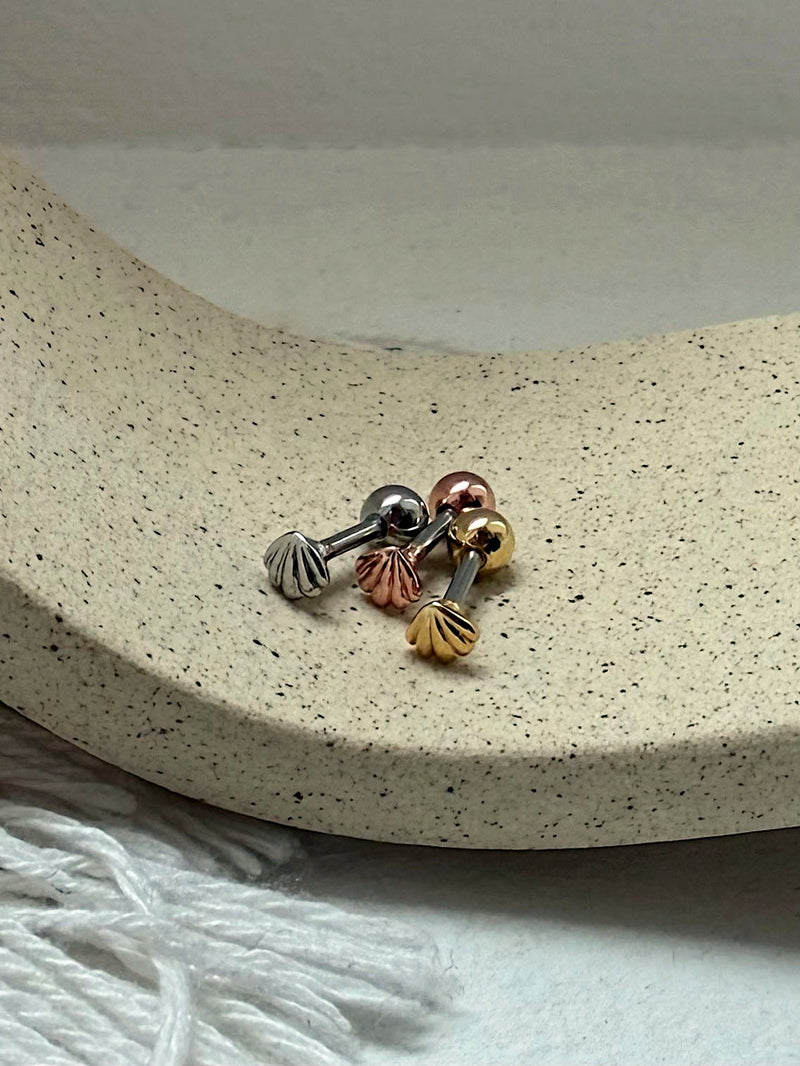 魅力的なシェルピアス サージカル]ミニシェルピアス (3Color) 16G シェルモチーフ 貝 マリン