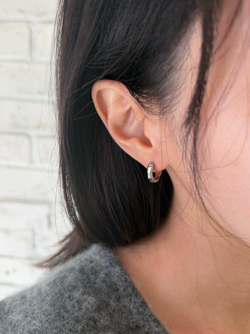 [全サージカル]キュービック スパークル ワンタッチ フープピアス（4Type 両耳用 サン＆スター ヴィンテージ フープピアス