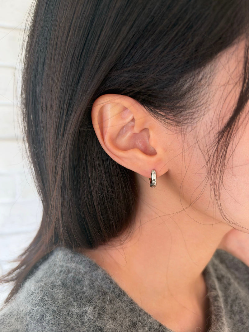 [全サージカル]キュービック スパークル ワンタッチ フープピアス（4Type 両耳用 サン＆スター ヴィンテージ フープピアス