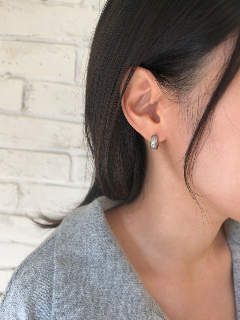 [全サージカル]キュービック スパークル ワンタッチ フープピアス（4Type 両耳用 サン＆スター ヴィンテージ フープピアス