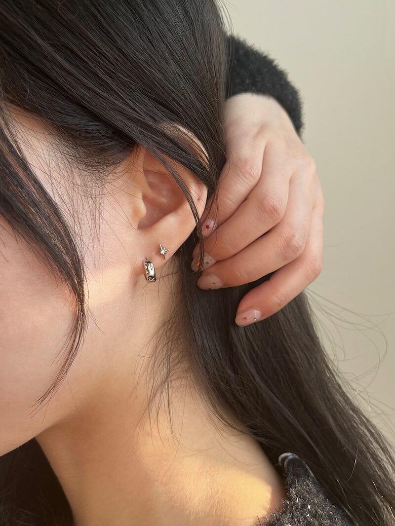 [925 Silver]スパークルカービングワンタッチピアス Earrings younglong-seoul 